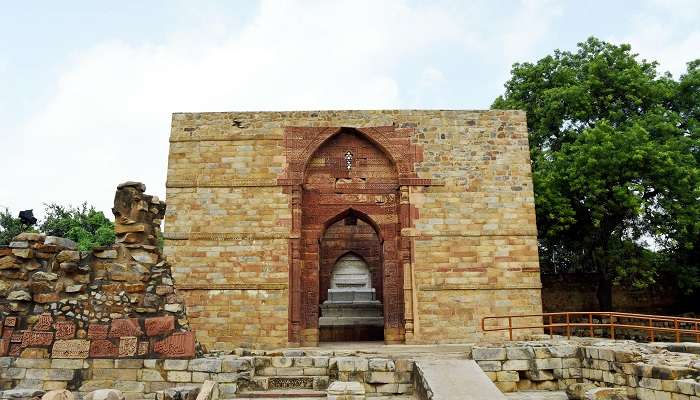 Tomb of Iltutmish is a historical building counted among the best places to visit near Qutab Minar