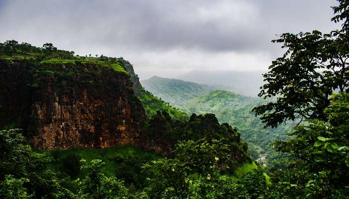 Sommet d'une colline à Toranmal, C’est l’une des meilleurs endroits à visiter à Maharashtra en été