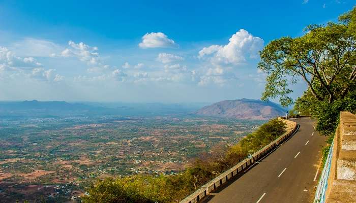 La vue panoramique depuis le sommet des collines de Yelagiri, Tamil Nadu,