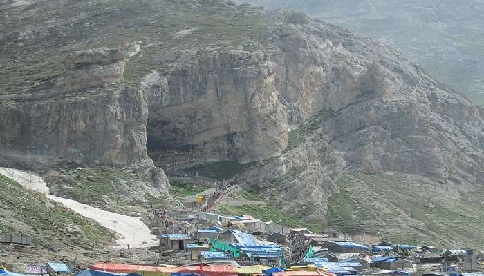 अमरनाथ तीर्थयात्रियों के लिए स्वर्ग है और कश्मीर में घूमने के लिए शीर्ष स्थानों में गिना जाता है