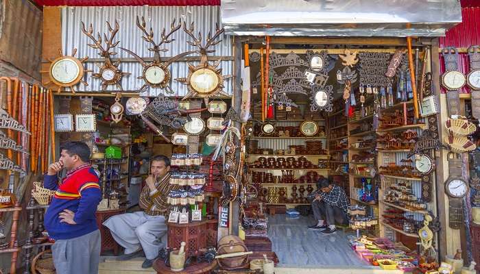कश्मीरी कालीन श्रीनगर में खरीदने के लिए प्रसिद्ध चीजें हैं