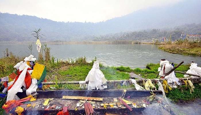 खेचेओपालरी झील सिक्किम में घूमने की जगहें में से एक है