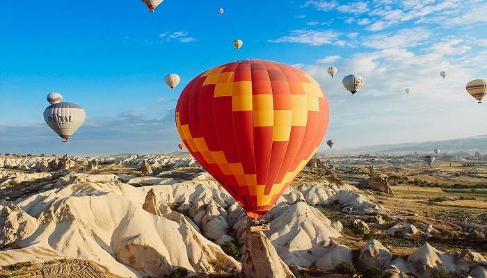 गर्म हवा के गुब्बारे की सवारी का आनंद लेने के लिए सुरू और ज़ांस्कर की घाटियाँ जम्मू में लोकप्रिय स्थान हैं