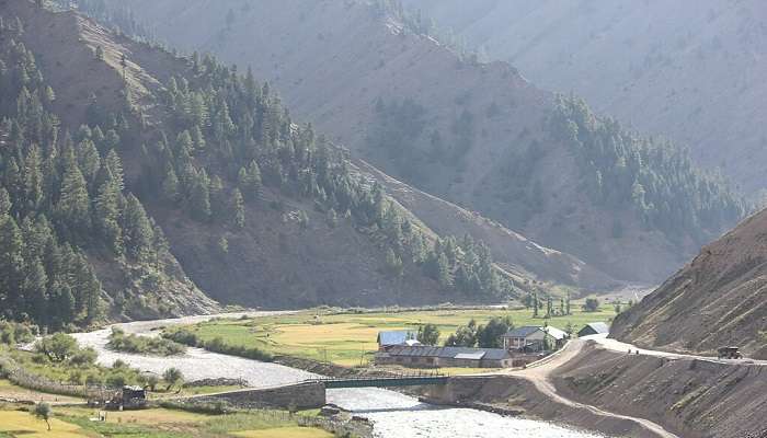 हनीमून के लिए कश्मीर में घूमने की जगहें में से एक गुरेज़ है