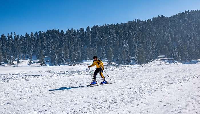 गुलमर्ग में स्कीइंग करें श्रीनगर में करने योग्य चीज़ें में से एक है