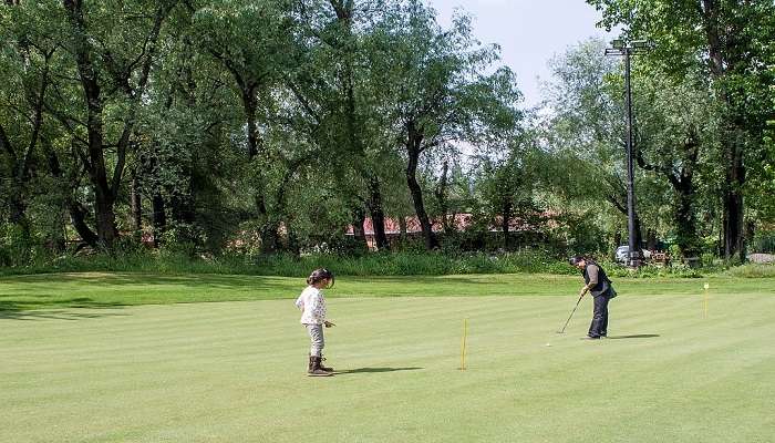 कश्मीर में करने योग्य चीजें में से एक गोल्फ़िंग है