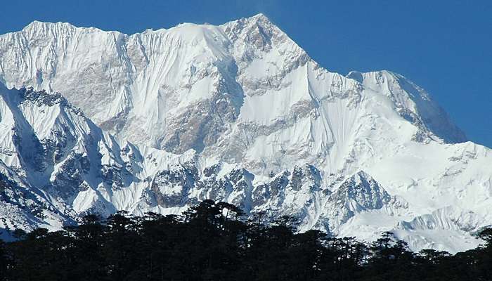 ज़ेमू ग्लेशियर सिक्किम में घूमने की जगहें है