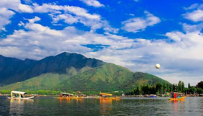 डल झील हनीमून के लिए कश्मीर में घूमने की जगहें है