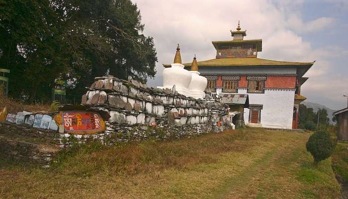 पहाड़ी की चोटी पर स्थित, ताशीदिंग मठ इस क्षेत्र के सबसे पुराने मठों में से एक है