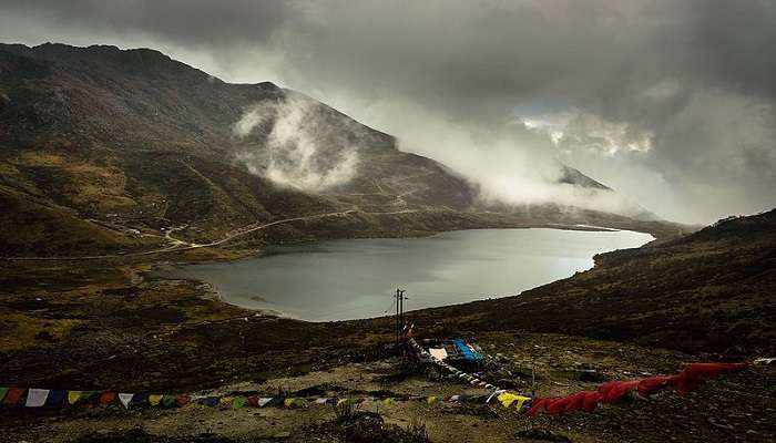 सिक्किम में घूमने की जगहें में से एक त्सोम्गो झील है