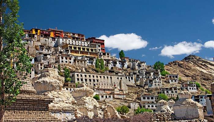 तिब्बत के ल्हासा में पोटाला पैलेस जैसा दिखने वाला, थिकसे लद्दाख के खूबसूरत बौद्ध मठों में से एक है
