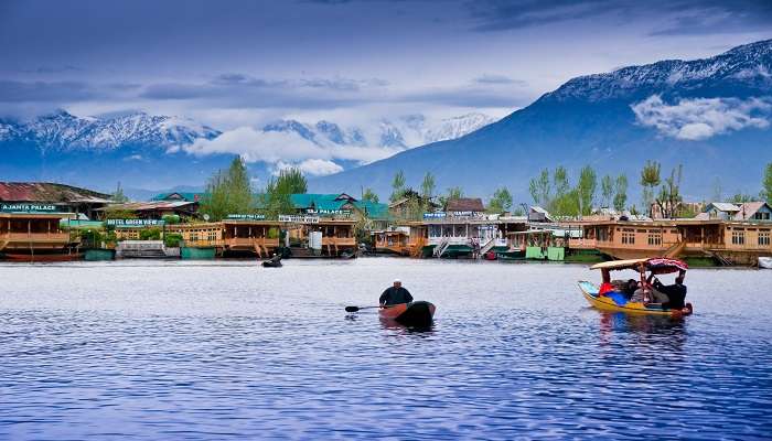 नाज़ कश्मीर में रहने का मतलब है कि एक लक्जरी कश्मीर हाउसबोट में रहने का आपका सपना विधिवत पूरा हो गया है