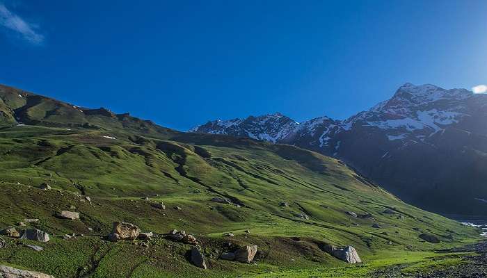 हिमालय की ऊंची पहुंच में स्थित, यह पार्क लुप्तप्राय वनस्पतियों और जीवों जैसे हिम तेंदुए के लिए प्रसिद्ध है