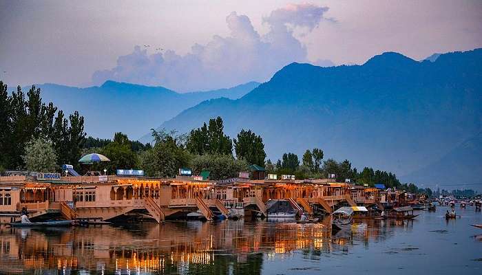 पुराने श्रीनगर की गलियों में टहलें जहां मसालों, सूखे मेवों और धागों के पुराने बाजार हैं