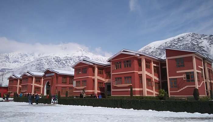 पुलवामा हनीमून के लिए कश्मीर में घूमने की जगहें में से एक है