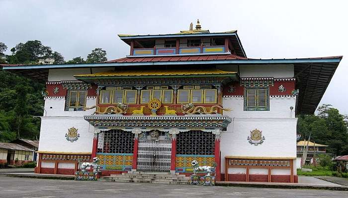 गंगटोक से लगभग 28 किमी दूर फोडोंग गांव में स्थित है
