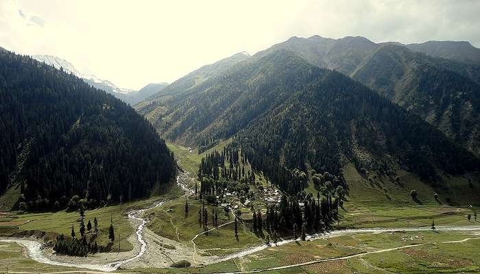 बालटाल कश्मीर के सबसे प्रसिद्ध स्थानों में से एक है