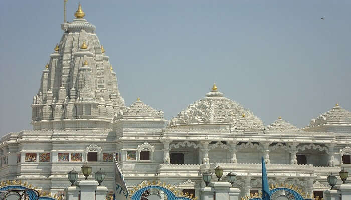 मथुरा को भगवान कृष्ण का जन्मस्थान और उत्तर भारत के सर्वोत्तम पर्यटन स्थलों में से एक माना जाता है