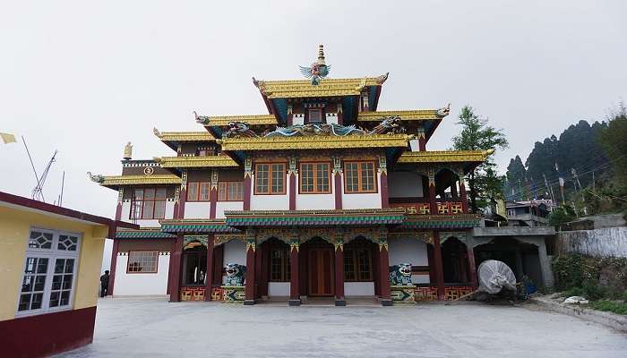 दार्जिलिंग में सबसे अच्छे दर्शनीय स्थलों में से एक मैग-धोग योलमोवा मठ है