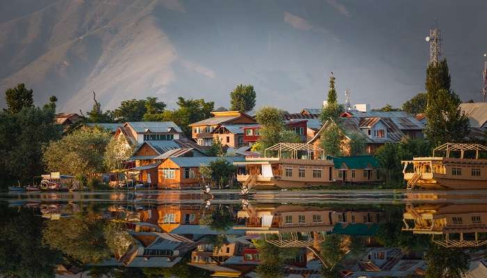 कश्मीर में सर्वश्रेष्ठ हाउसबोट में से एक यंग बॉम्बे ग्रुप ऑफ हाउसबोट्स है