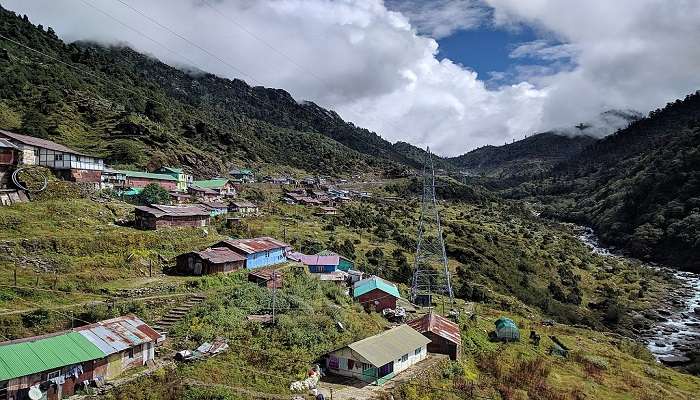 सिक्किम के पर्यटन स्थल में से एक, युकसोम एक पुराना ऐतिहासिक शहर है