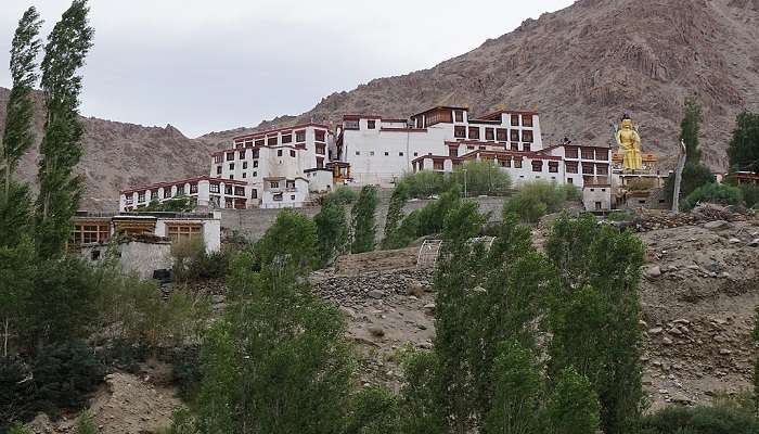 कश्मीर में करने योग्य चीजें में से एक लद्दाख बौद्ध मठ है