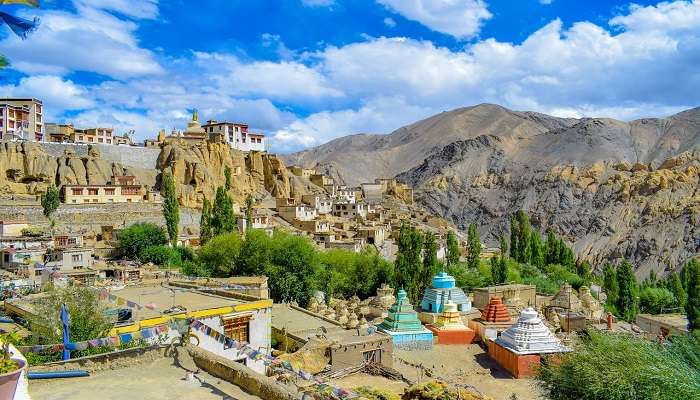 यह खूबसूरत रेगिस्तानी हिल स्टेशन काराकोरम और हिमालय नामक दो सबसे शक्तिशाली पर्वतमालाओं से घिरा है