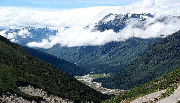 लाचुंग, लाचेन और युमथांग घाटी सिक्किम में घूमने की जगहें में से एक है