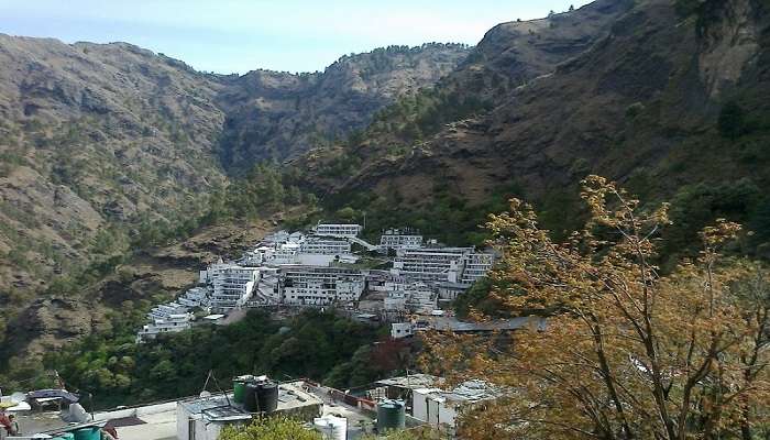 वैष्णो देवी कश्मीर में घूमने की जगहें में से एक है