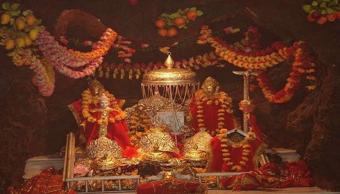 भारतीय जोड़े अपने हनीमून की शुरुआत वैष्णो देवी की यात्रा से करते हैं