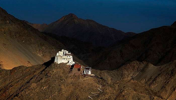लेह लद्दाख में घूमने की जगहें में से एक शंकर गोम्पा है