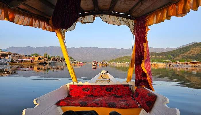 श्रीनगर में डल झील के पास होटल