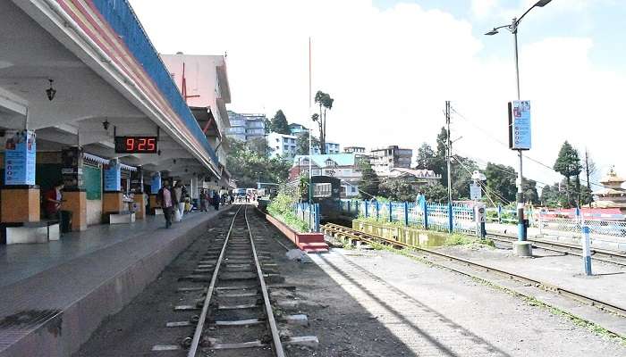 हिमालयन रेलवे स्टेशन दार्जिलिंग में पर्यटन स्थल में से एक है