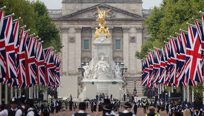 10 Astonishing Facts About Buckingham Palace