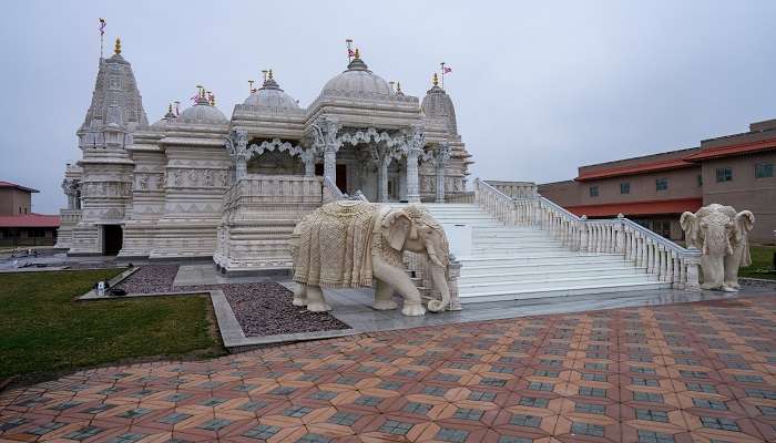 A blissful view of BAPS Shri Swaminarayan Mandir in Chicago