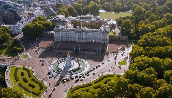the palace stretches over a huge area which is one of the interesting facts about Buckingham 