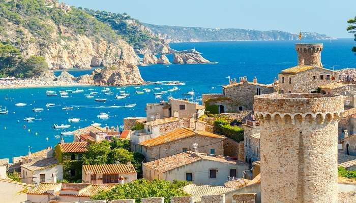Popular among local due to its stunning beaches and vibrant culture, Calella da Palafrugell is the perfect tourist spot