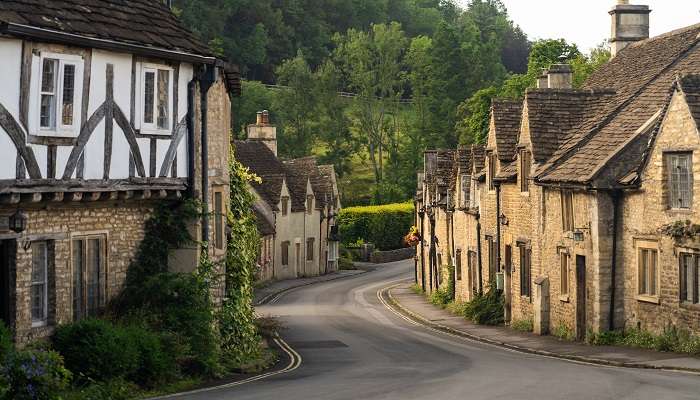 Surrounded by a beautiful landscape, this small town in United Kingdom is perfect for a relaxing time