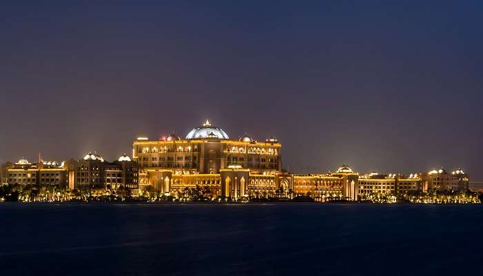 La vue magnifique d'Emirates Palace à Abu Dhabi, C’est l’une des meilleur hôtels 7 étoiles dans le monde