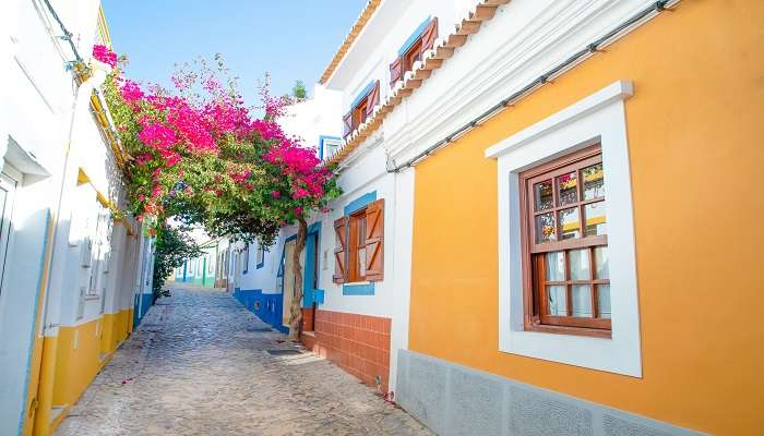 The cobbled streets and iconic white cottages of Ferragudo definitely makes it one of the best small towns in Portugal