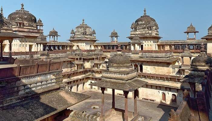 Fort d'Orchha, Madhya Pradesh,  C’est l’une des meilleurs lieux historiques célèbres en Inde
