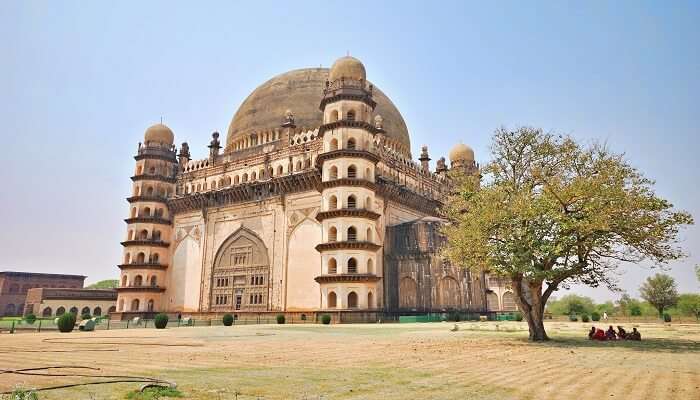 Gol Gumbaz, Karnataka, C’est l’une des meilleurs lieux historiques célèbres en Inde