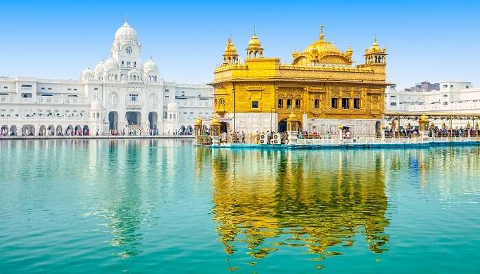 La vue surrealiste de Golden Temple, Punjab,  C’est l’une des meilleurs lieux historiques célèbres en Inde