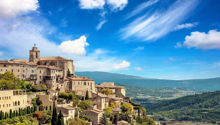 The jaw-dropping scene of one of the captivating villages in France, Gordes.