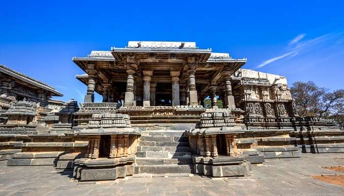 Halebide Temple, Karnataka,  C’est l’une des meilleurs lieux historiques célèbres en Inde