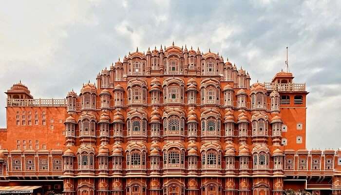 La vude incroyable de Hawa Mahal, Jaipur, C’est l’une des meilleurs lieux historiques célèbres en Inde