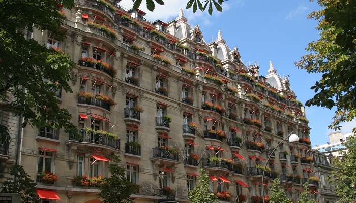 La vue d'hôtel Plaza Athénée, Paris,  C’est l’une des meilleur hôtels 7 étoiles dans le monde