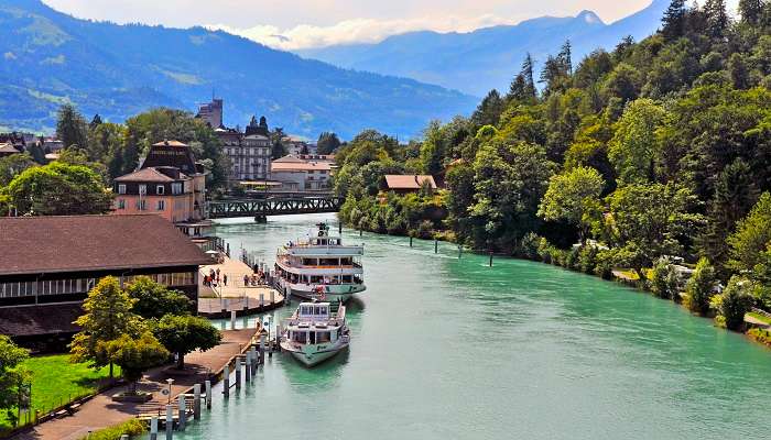 La vue de riviere de montagne a Interlaken, C’est l’une des meilleurs lieux de lune de miel en Suisse