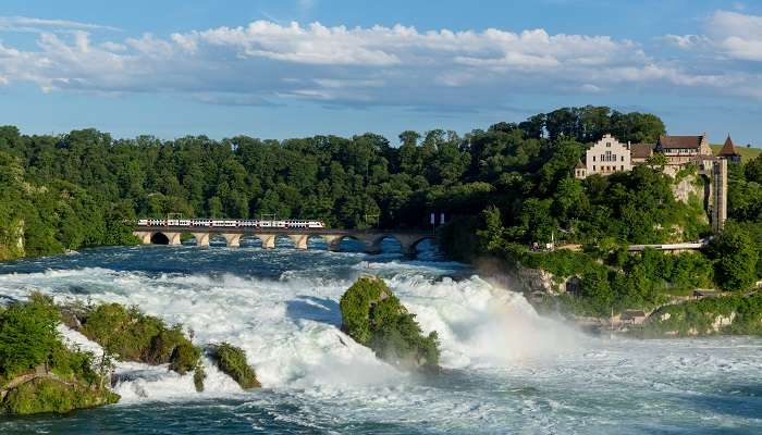 La vue incroyable de chutes du Rhin, C'est l'une des meilleurs attractions touristiques de la Suisse