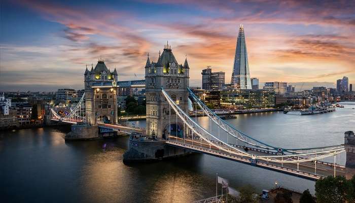La vue panaromique d'Illuminated Tower Bridge, Londres, Angleterre,  C'est l'une des meilleurs endroits à visiter en Europe en juillet  